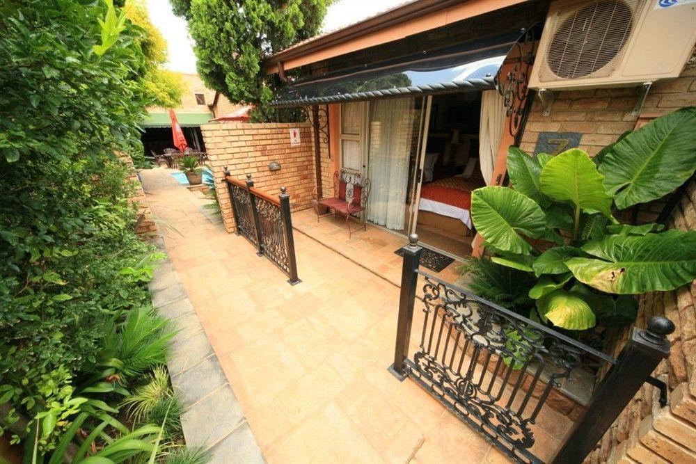 Le Cozmo Guesthouse Johannesburg Exterior photo