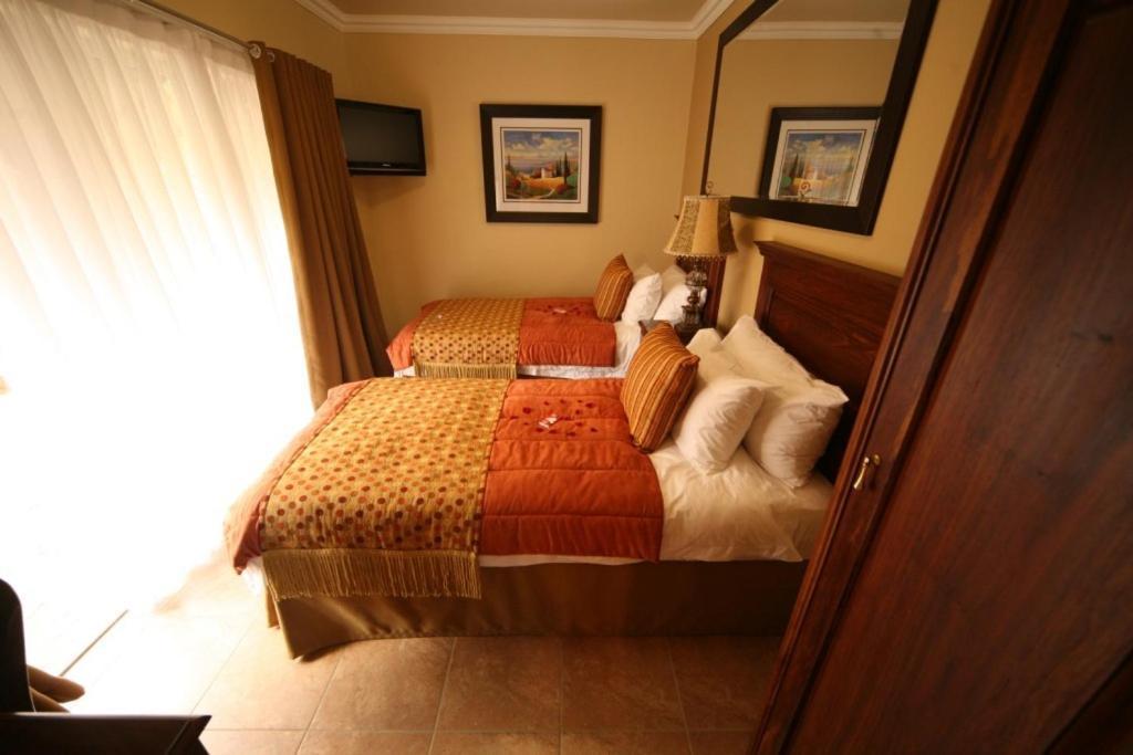 Le Cozmo Guesthouse Johannesburg Exterior photo