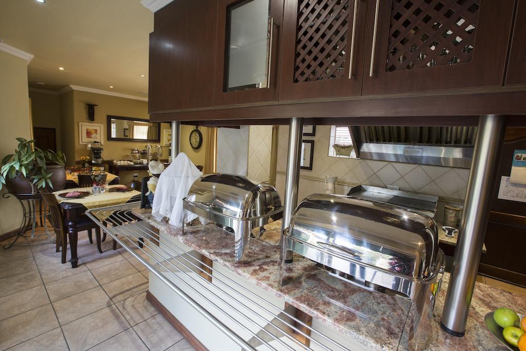 Le Cozmo Guesthouse Johannesburg Exterior photo