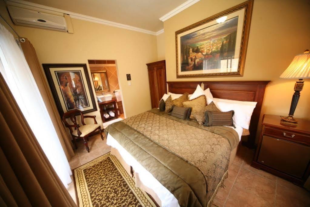 Le Cozmo Guesthouse Johannesburg Exterior photo