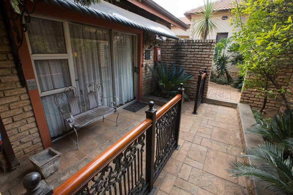 Le Cozmo Guesthouse Johannesburg Exterior photo